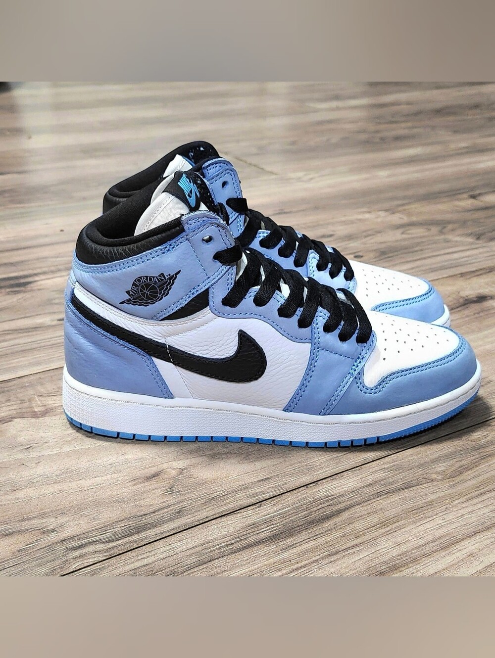 Jordan 1 Retro High OG University Blue Womens Size 7 Shoes